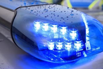 Ein Blaulicht leuchtet auf dem Dach eines Polizeiwagens: Bei einer Polizeikontrolle hat ein Mann einen selbstgebastelten Führerschein vorgezeigt.
