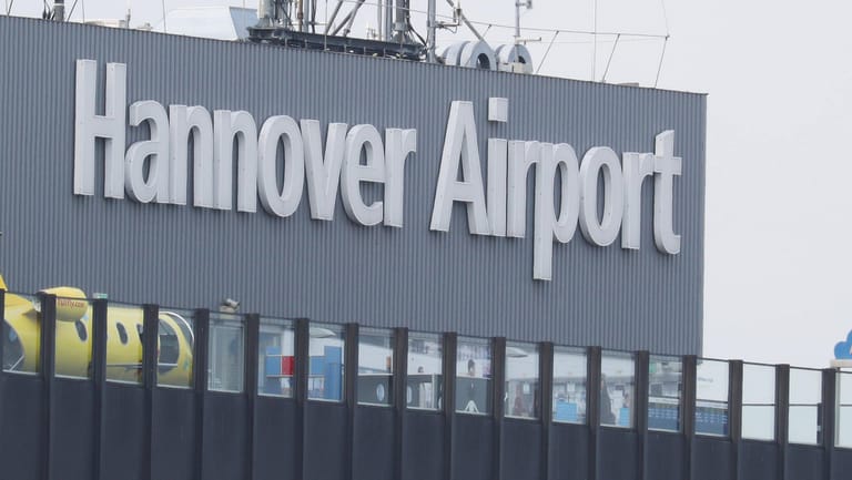 Blick auf den Flughafen Hannover: Dort sind am Freitag 61 Kinder und 40 Erwachsene aus Griechenland gelandet. (Symbolfoto)