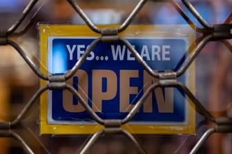 "Yes...we are Open" steht an einem geschlossenen Geschäft (Symbolbild): Bars in Hamburg bekommen eine Sperrstunde.