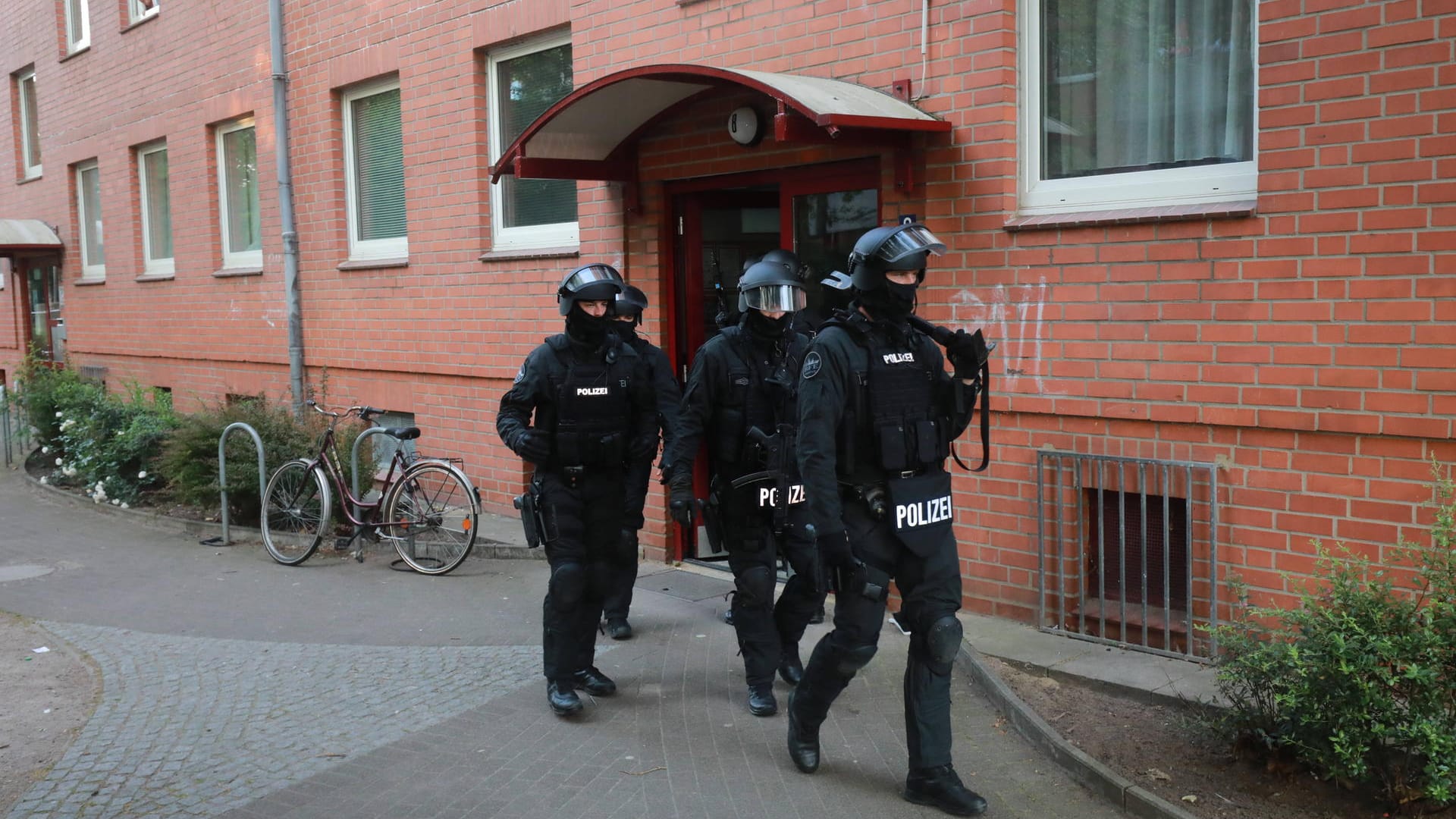 Drei Männer des SEK vor einem Wohnhaus (Symbolbild): In Essen hat das Sondereinsatzkommando einen Mann gefasst, der auf seine Ex-Frau eingestochen haben soll. Drei Männer des SEK vor einem Wohnhaus (Symbolbild): In Essen hat das Sondereinsatzkommando einen Mann gefasst, der auf seine Ex-Frau eingestochen haben soll.