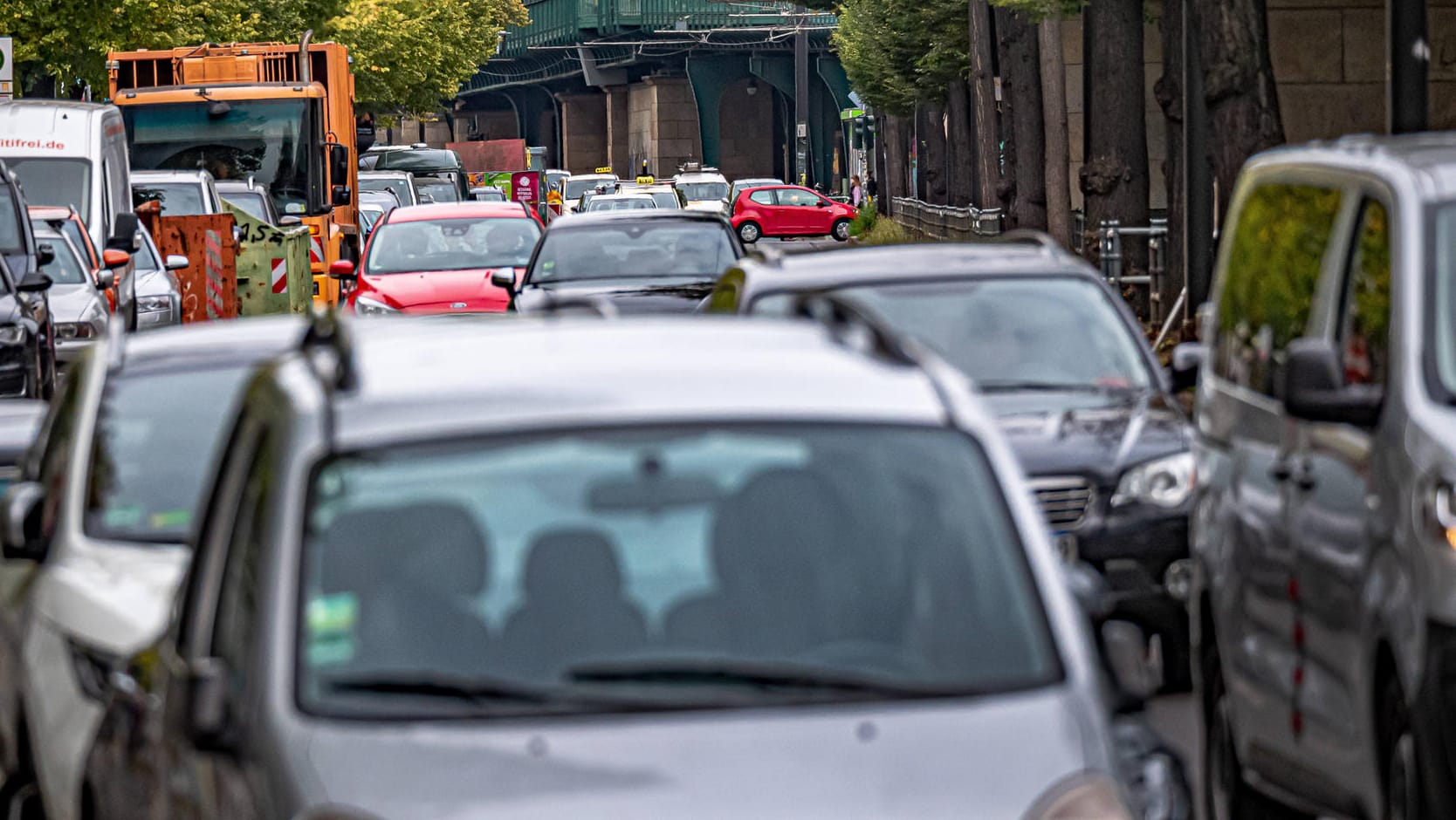 Autoverkehr in Berlin (Symbolbild): Nach der neusten Bilanz des Gesamtverbands der Deutschen Versicherungswirtschaft liegt Berlin ganz hinten.