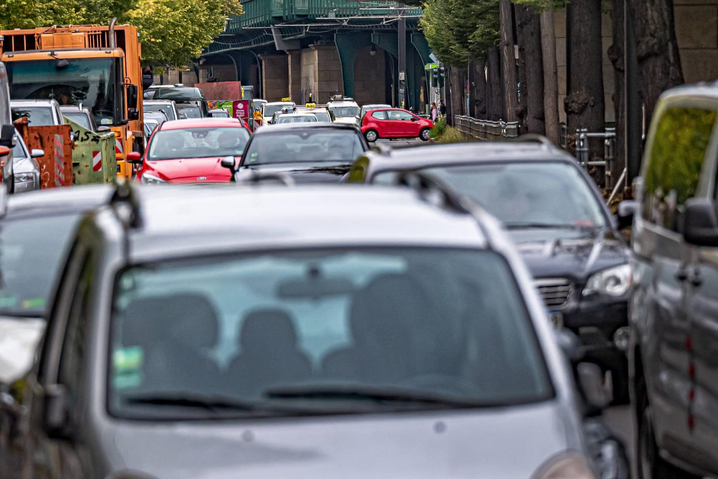 Autoverkehr in Berlin (Symbolbild): Nach der neusten Bilanz des Gesamtverbands der Deutschen Versicherungswirtschaft liegt Berlin ganz hinten.