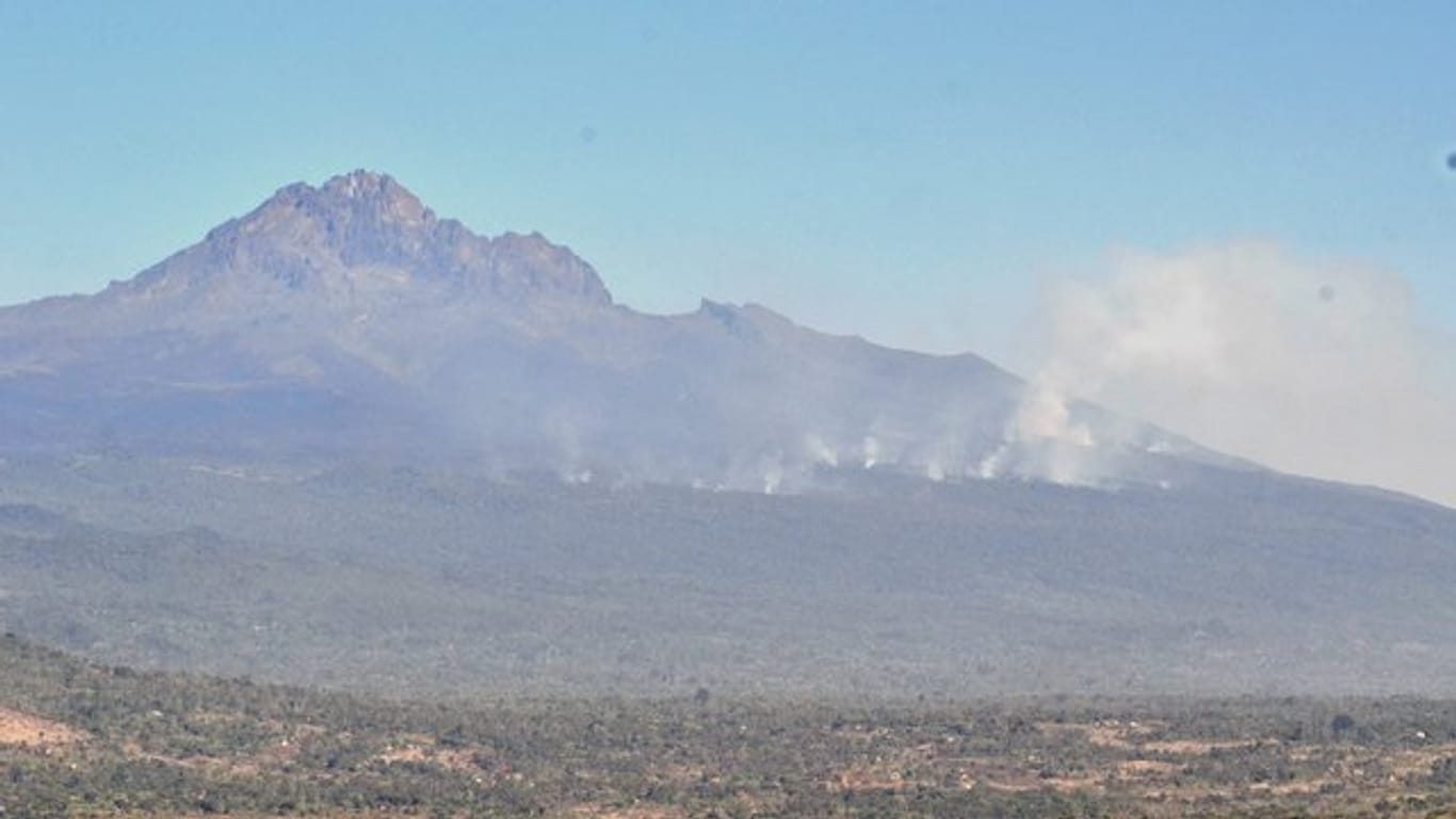 Weithin sichtbar sind die Rauchwolken am Kilimandscharo.