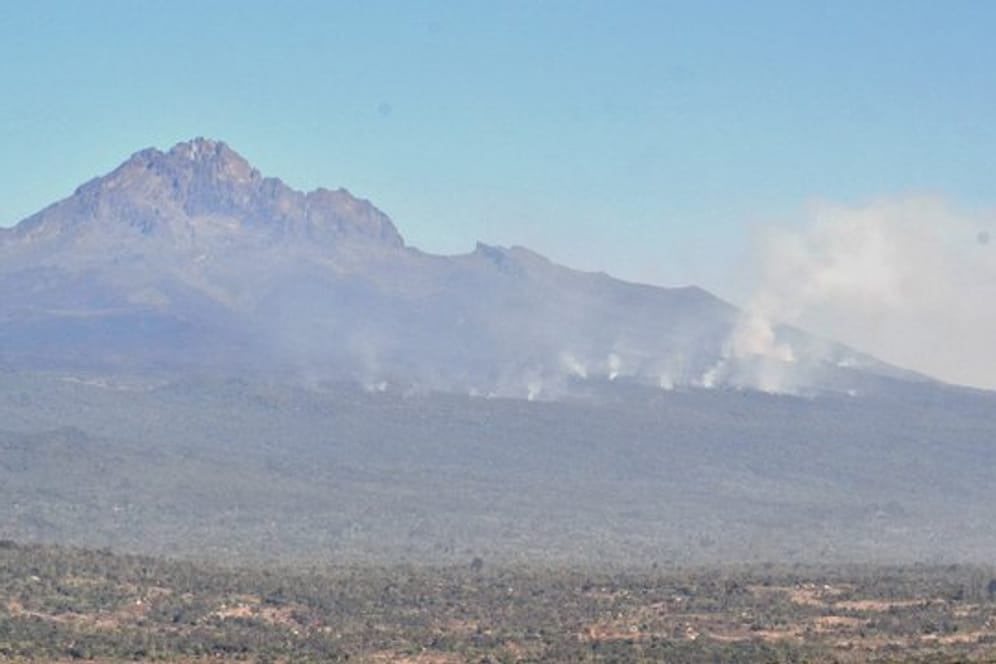 Weithin sichtbar sind die Rauchwolken am Kilimandscharo.