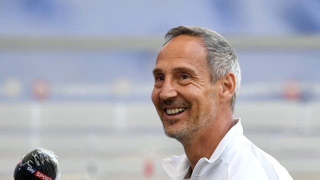 Will mit der Eintracht den glänzenden Saisonstart in Köln fortseten: Frankfurts Trainer Adi Hütter. Will mit der Eintracht den glänzenden Saisonstart in Köln fortseten: Frankfurts Trainer Adi Hütter.