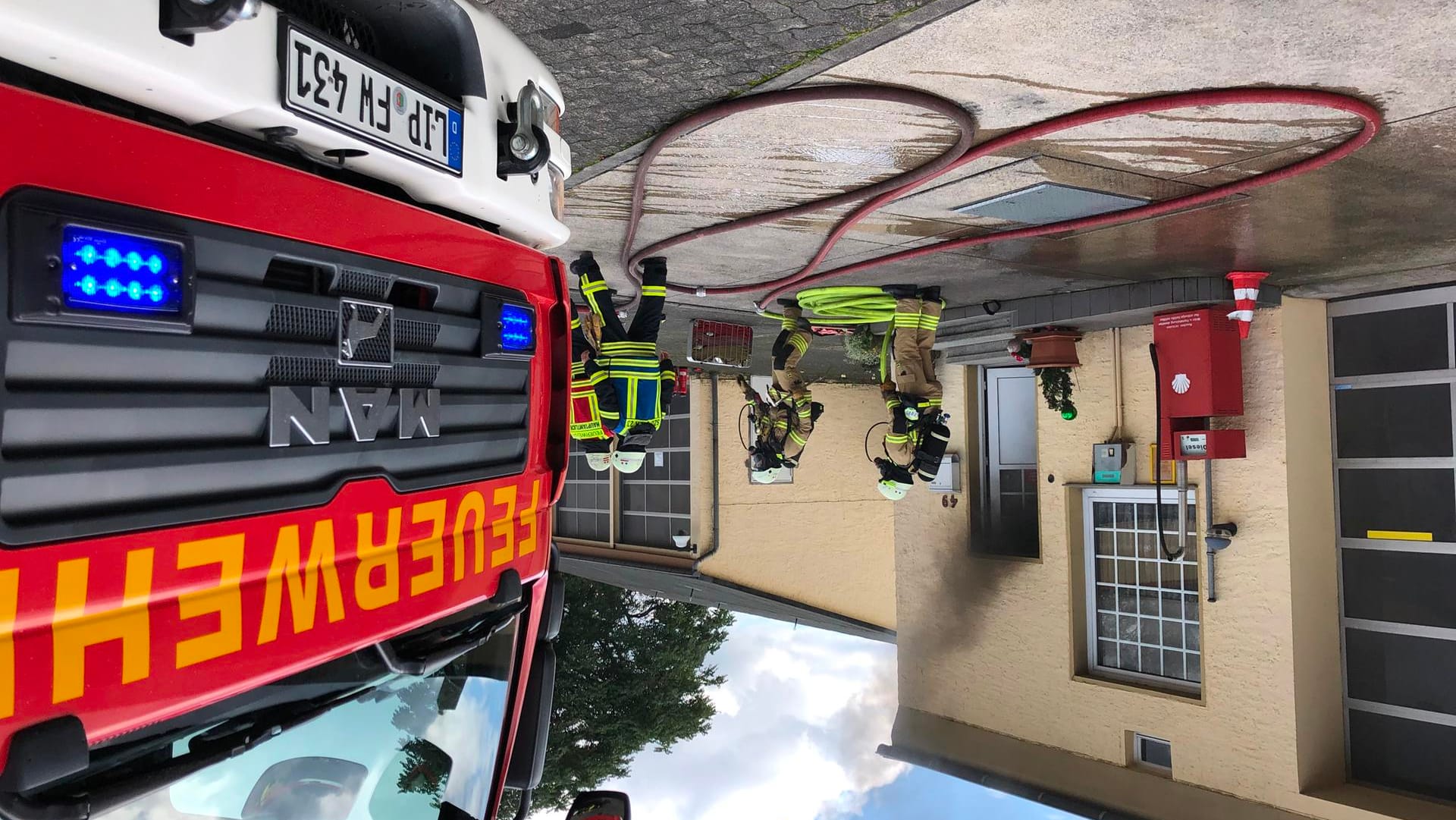 Einsatzkräfte der Feuerwehr vor einem verrauchten Fenster: Ein Mensch wurde mit Verdacht auf eine Rauchvergiftung ins Krankenhaus gebracht. Einsatzkräfte der Feuerwehr vor einem verrauchten Fenster: Ein Mensch wurde mit Verdacht auf eine Rauchvergiftung ins Krankenhaus gebracht.
