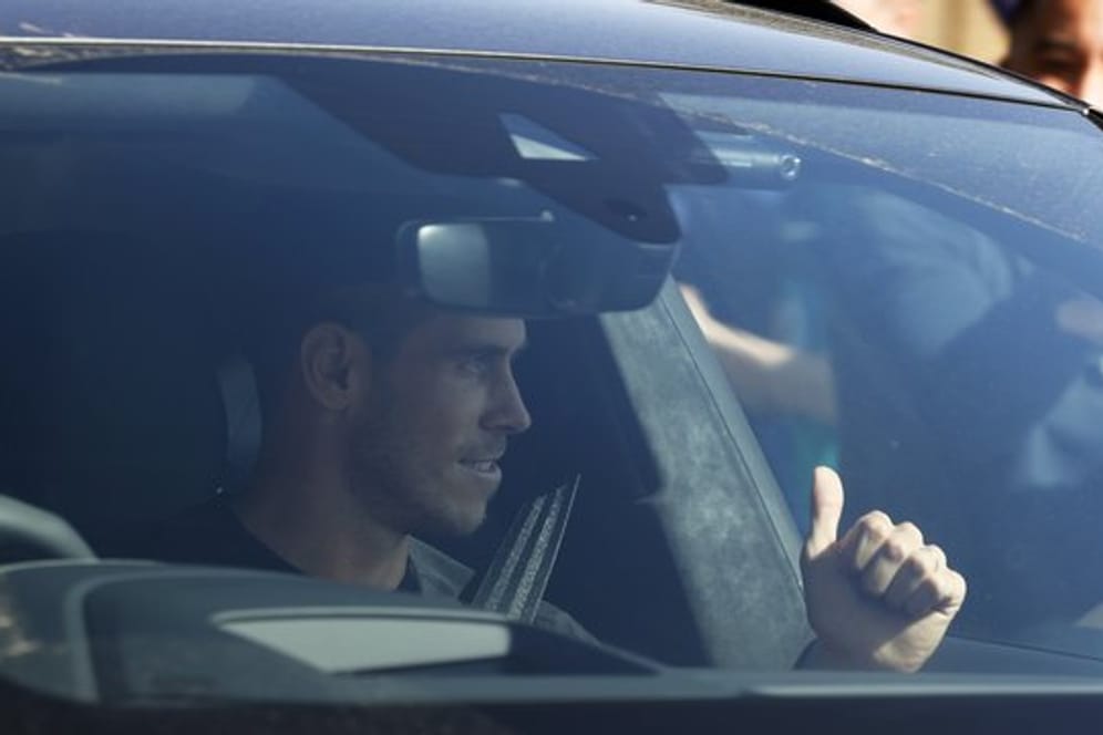 Bei seiner Ankunft am Trainingsgelände von Tottenham Hotspur wird Gareth Bales von den Fans empfangen.