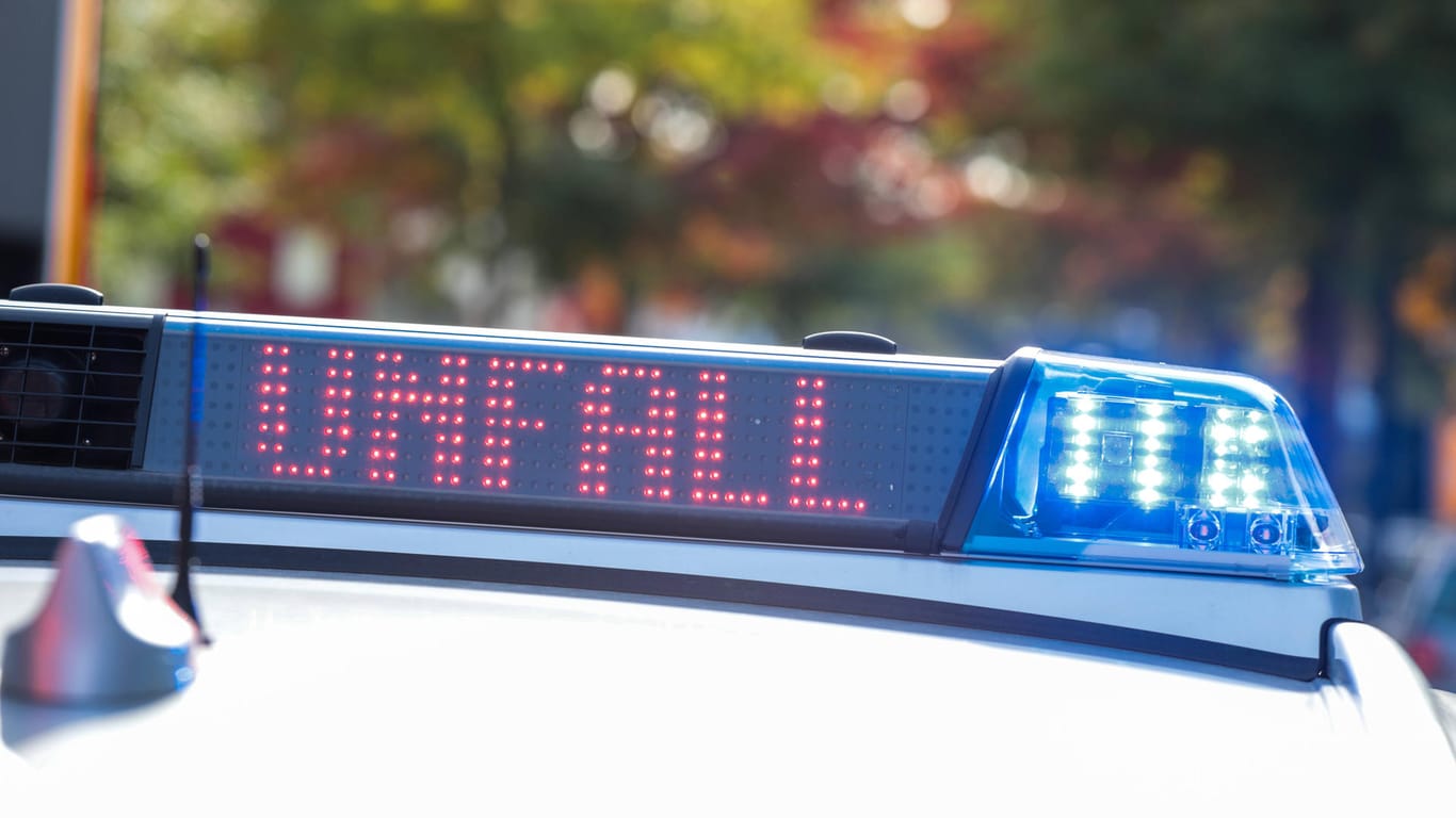Lichtleiste auf einem Polizeifahrzeug (Symbolbild): Bei Karlsruhe ist ein Sprinter-Fahrer bei einem Unfall in seinem Auto eingeklemmt worden.