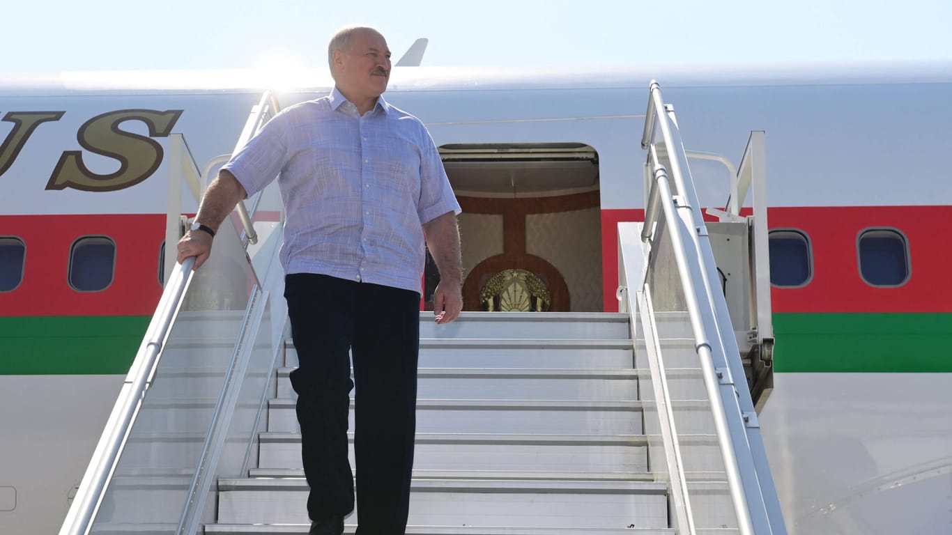 Alexander Lukaschenko: Der belarussische Staatschef soll sein Flugzeug in Hamburg durchsehen lassen. (Archivbild)