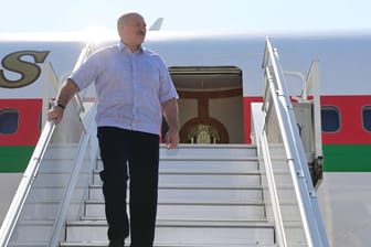 Alexander Lukaschenko: Der belarussische Staatschef soll sein Flugzeug in Hamburg durchsehen lassen. (Archivbild)