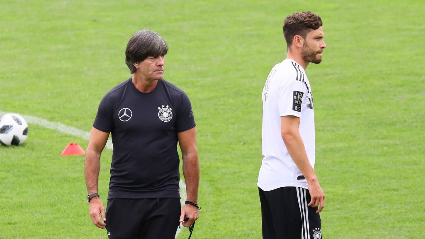 Joachim Löw mit Jonas Hector (v.l.): Der Bundestrainer findet lobende Worte für den Außenverteidiger.