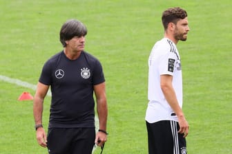 Joachim Löw mit Jonas Hector (v.l.): Der Bundestrainer findet lobende Worte für den Außenverteidiger.