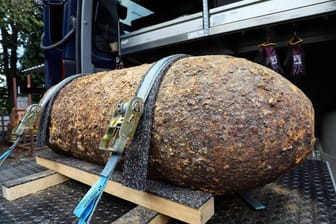 Eine 250 Kilogramm schwere Fliegerbombe aus dem Zweiten Weltkrieg (Archivbild): In Frankfurt wurde ein ähnlicher, kleinerer Blindgänger gefunden.