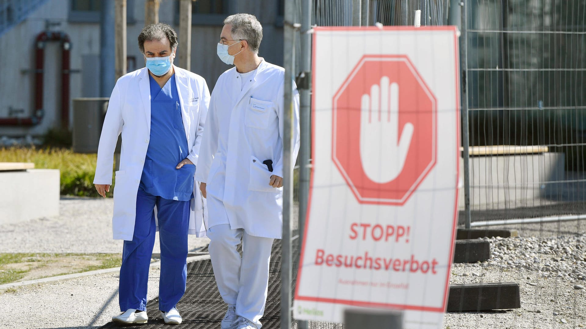 Besuchsverbotsschild vor einer Helios-Klinik (Symbolbild): Die Klinik verbietet Besuche wegen der steigenden Corona-Fallzahlen.