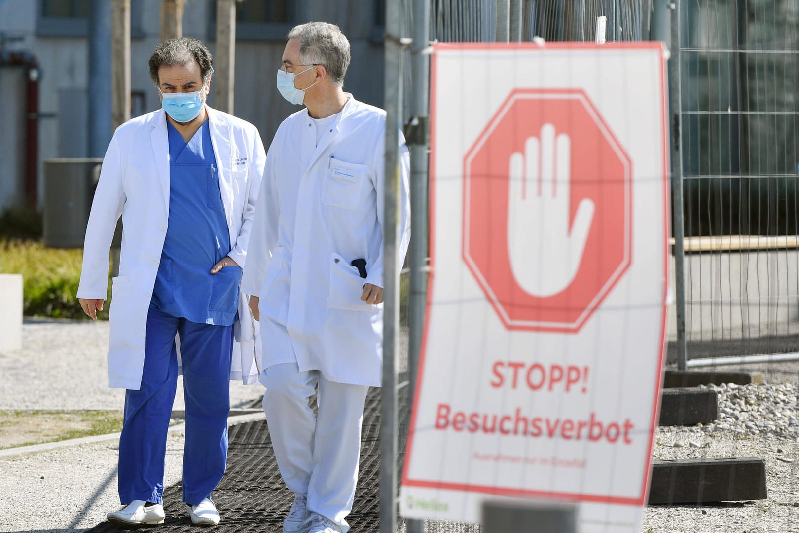 Besuchsverbotsschild vor einer Helios-Klinik (Symbolbild): Die Klinik verbietet Besuche wegen der steigenden Corona-Fallzahlen.