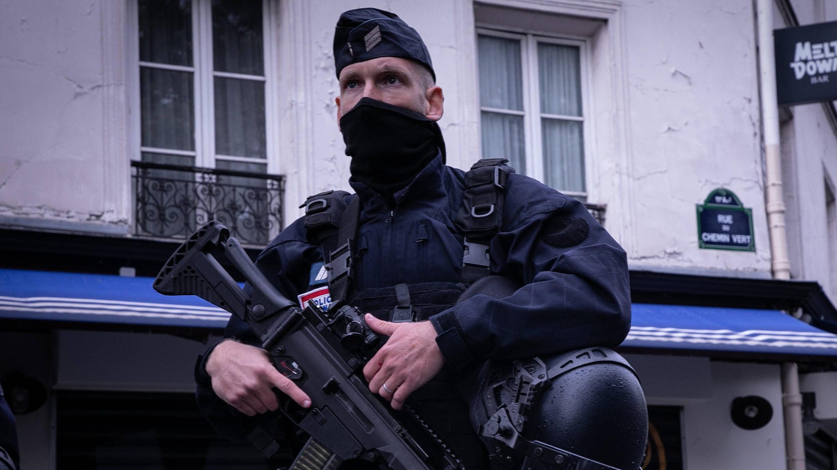 Bewaffneter Polizist in Paris (Archivbild): Nahe der französischen Hauptstadt soll ein Mann auf offener Straße enthauptet worden sein.