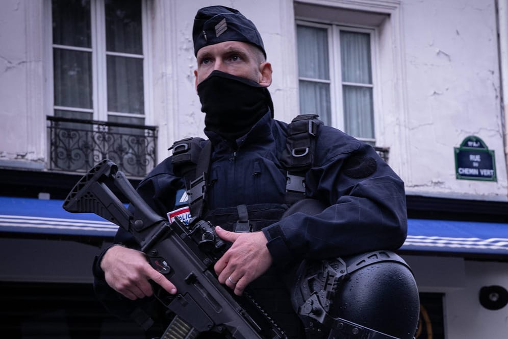 Bewaffneter Polizist in Paris (Archivbild): Nahe der französischen Hauptstadt soll ein Mann auf offener Straße enthauptet worden sein.