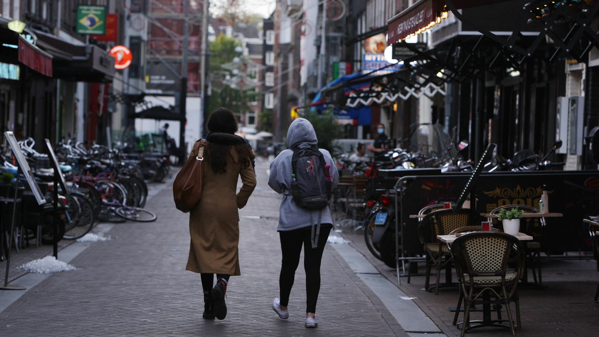 Spaziergänger in Amsterdam: Die europäischen Staaten haben unterschiedliche Maßnahmen zur Bekämpfung der Corona-Pandemie ergriffen.