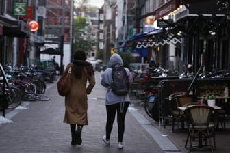 Spaziergänger in Amsterdam: Die europäischen Staaten haben unterschiedliche Maßnahmen zur Bekämpfung der Corona-Pandemie ergriffen.