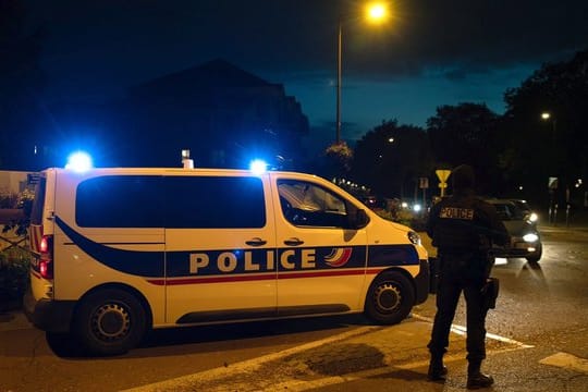 Polizisten sichern den Tatort bei Paris ab.