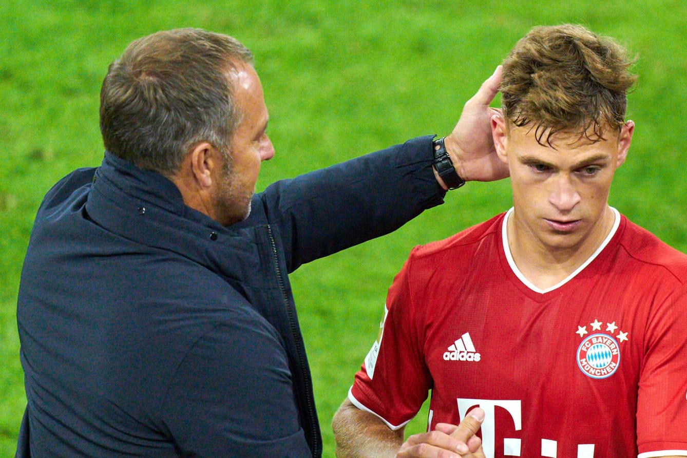 Kurzes Abklatschen und weiter geht's: Vor Joshua Kimmich (re.) stehen kräftezehrende Wochen.