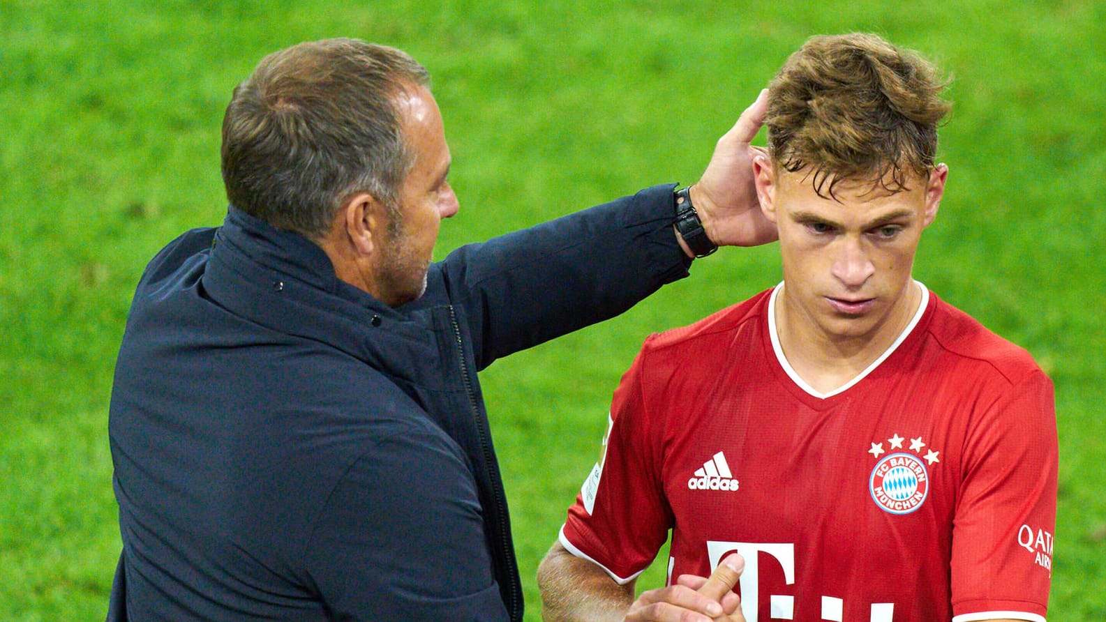 Kurzes Abklatschen und weiter geht's: Vor Joshua Kimmich (re.) stehen kräftezehrende Wochen. Kurzes Abklatschen und weiter geht's: Vor Joshua Kimmich (re.) stehen kräftezehrende Wochen.