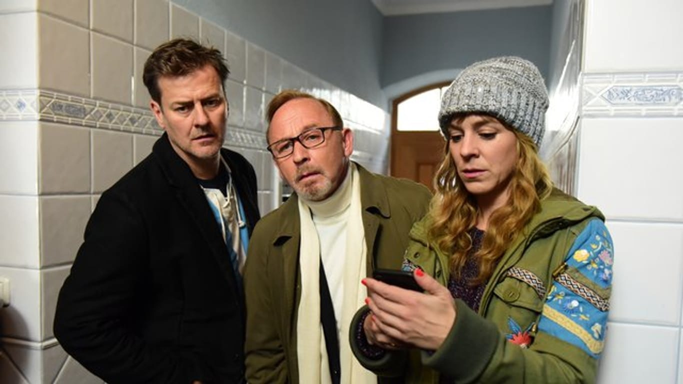 Die Kommissare Harald Neuhauser (Marcus Mittermeier, l-r), Ludwig Schaller (Alexander Held) und Angelika Flierl (Bernadette Heerwagen) in einer Szene des Films "München Mord - Ausnahmezustand".