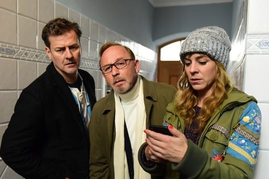 Die Kommissare Harald Neuhauser (Marcus Mittermeier, l-r), Ludwig Schaller (Alexander Held) und Angelika Flierl (Bernadette Heerwagen) in einer Szene des Films "München Mord - Ausnahmezustand".