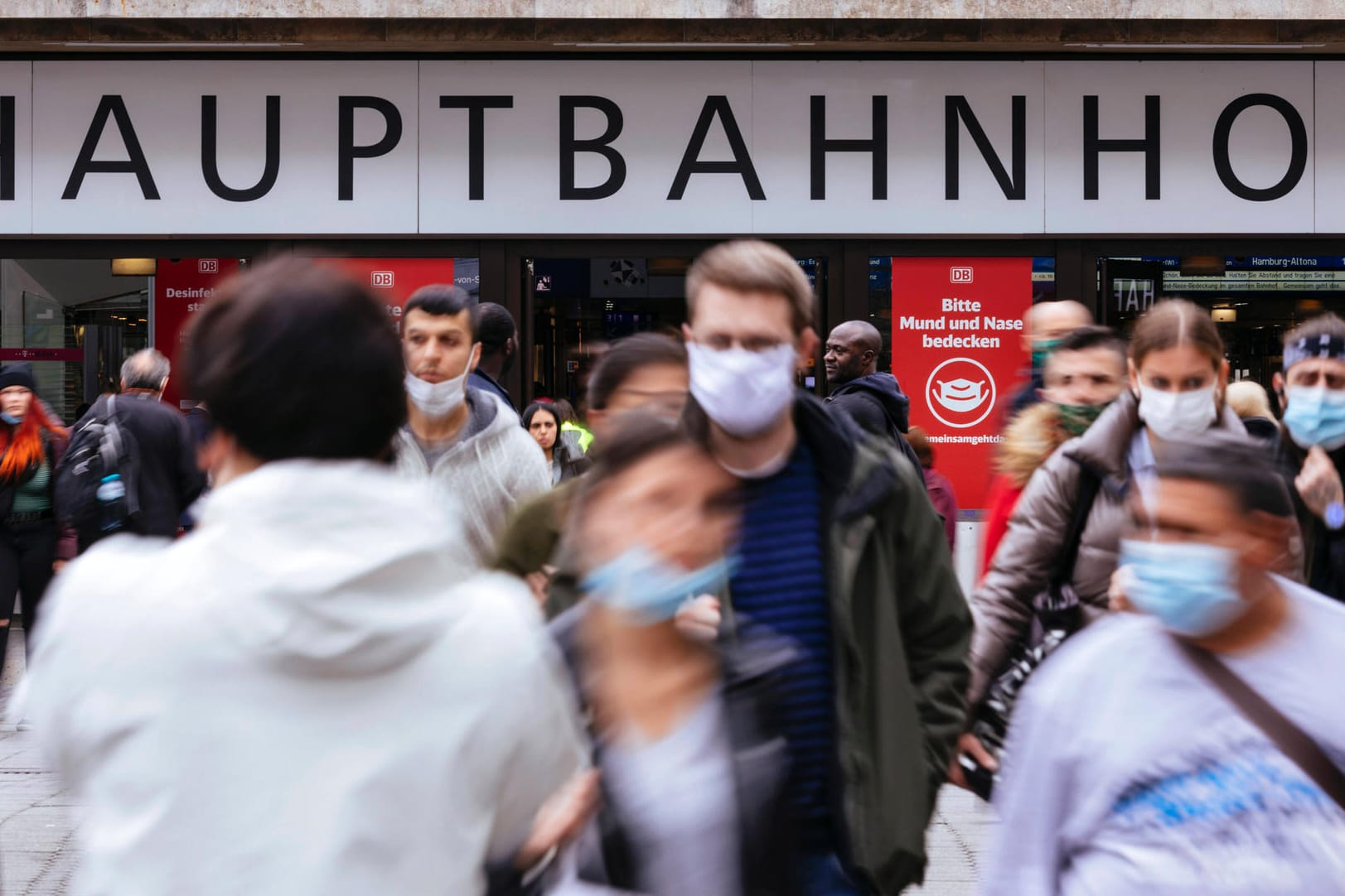 Passanten vor einem Hauptbahnhof: 33 Menschen starben am Freitag mit oder an den Folgen des Coronavirus.