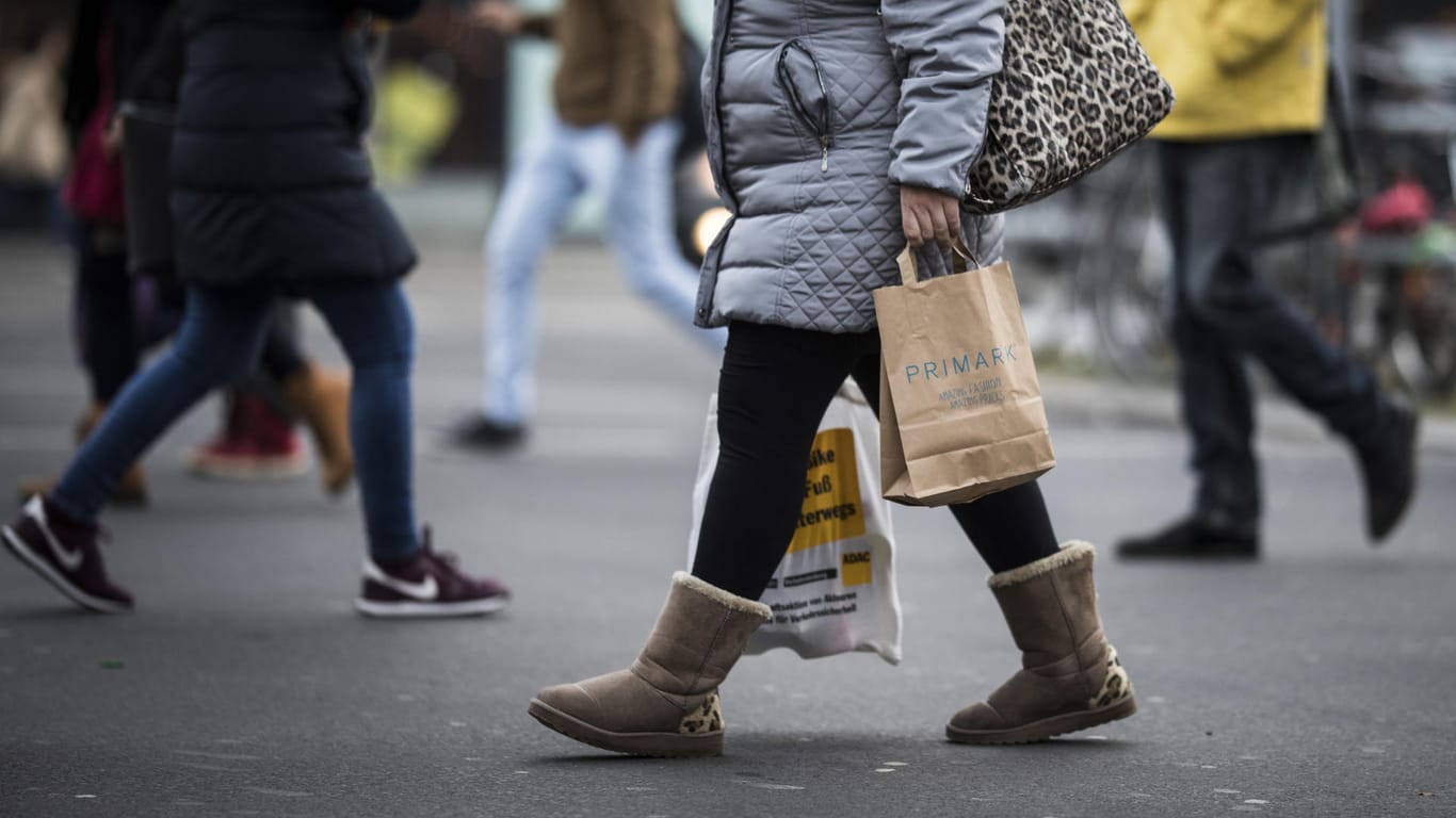 Eine Frau in einer Fußgängerzone: Das Weihnachtsgeschäft könnte in Corona-Zeiten leiden.