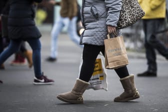 Eine Frau in einer Fußgängerzone: Das Weihnachtsgeschäft könnte in Corona-Zeiten leiden.