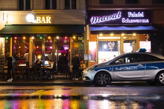 Eine Polizeistreife in Berlin: Gerichte haben die Sperrstunde in der Hauptstadt gekippt – Kontrollen der neuen Corona-Regeln sind eh nur schwer möglich.