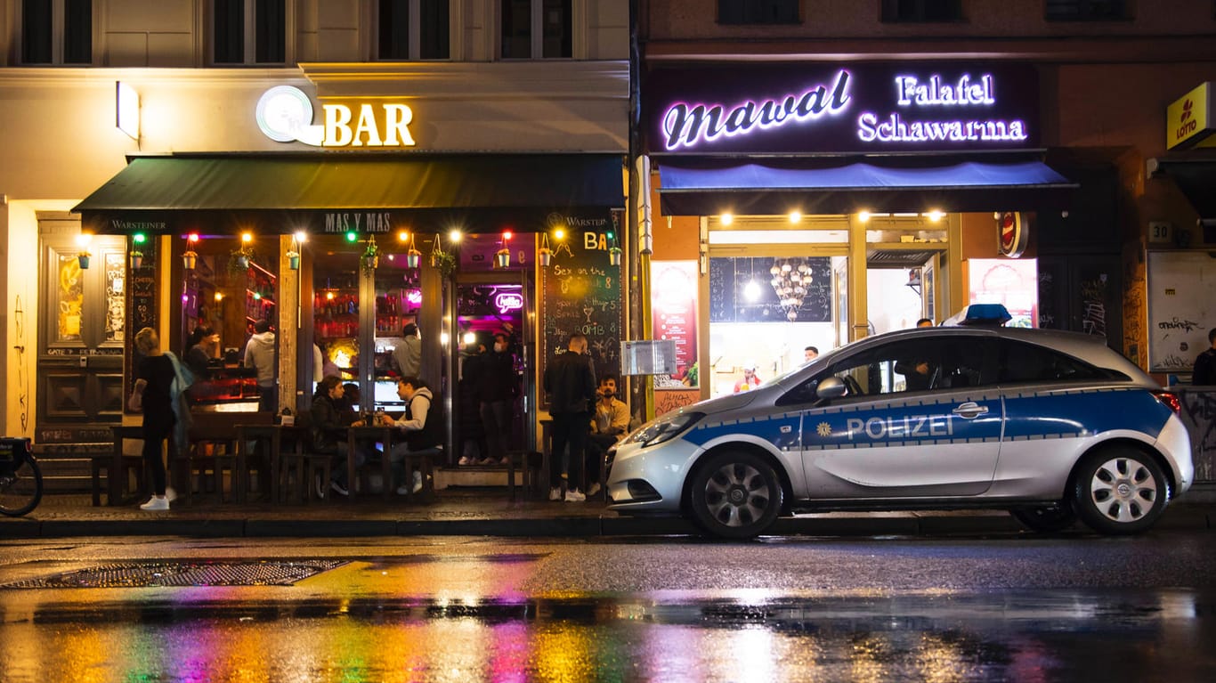 Eine Polizeistreife in Berlin: Gerichte haben die Sperrstunde in der Hauptstadt gekippt – Kontrollen der neuen Corona-Regeln sind eh nur schwer möglich.