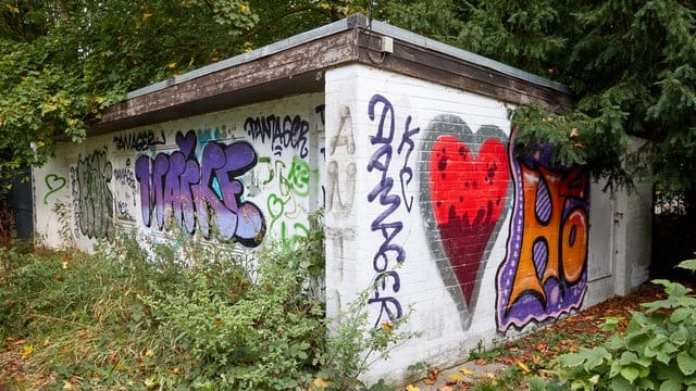 Ein leer stehendes und mit Graffitis übezogenes WC-Häuschen steht am Ohlsdorfer Friedhof: Es darf nicht abgerissen werden, weil es laut Hamburger Senat unter Denkmalschutz steht. Ein leer stehendes und mit Graffitis übezogenes WC-Häuschen steht am Ohlsdorfer Friedhof: Es darf nicht abgerissen werden, weil es laut Hamburger Senat unter Denkmalschutz steht.