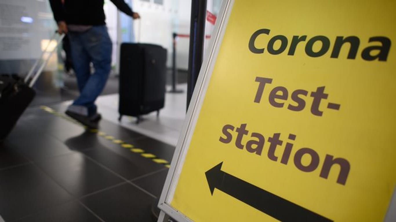 Schild mit der Aufschrift "Corona Teststation"