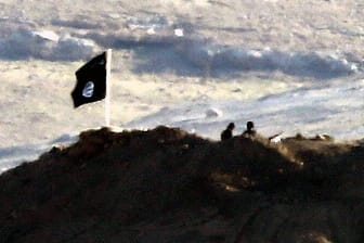Das Archivfoto zeigt eine Flagge des IS in der syrischen Stadt Kobane.