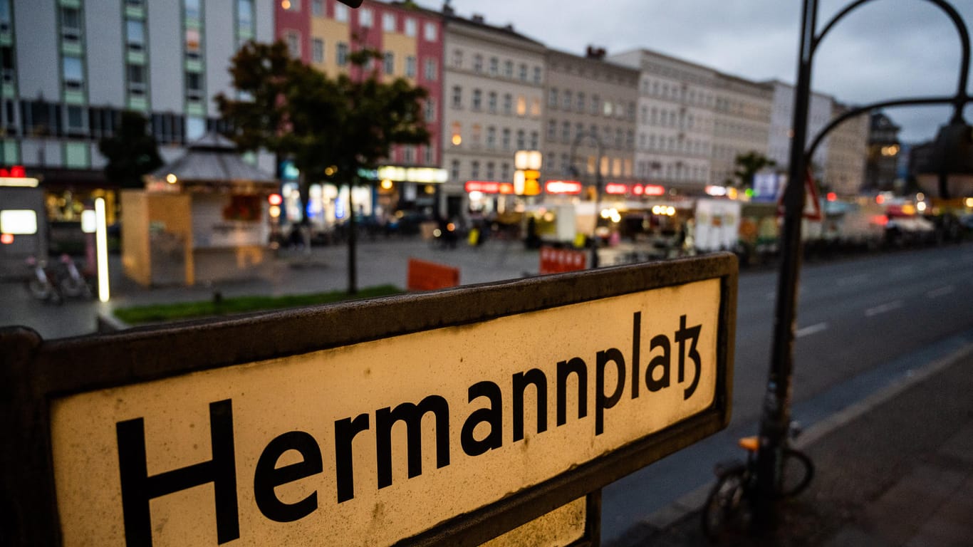 Das Straßennamensschild mit der Aufschrift "Hermannplatz" steht im Stadtteil Neukölln am Hermannplatz: In dem Bezirk steigen die Corona-Infektionszahlen seit Tagen stark an.