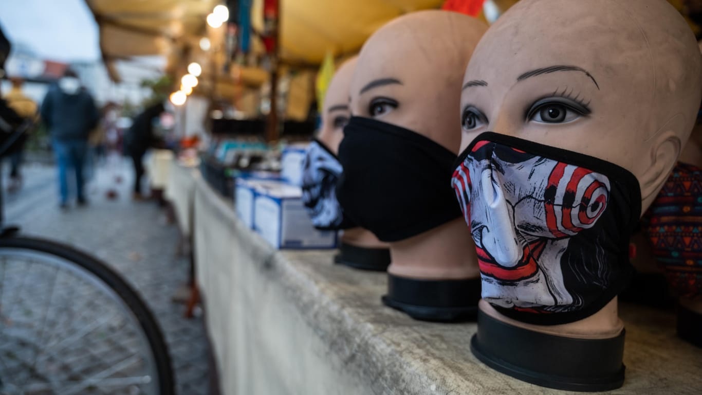Am Hermannplatz werden Masken verkauft: Laut Gesundheitssenatorin Kalayci lässt sich bei 90 Prozent der Corona-Infektionen keine eindeutige Quelle mehr feststellen.