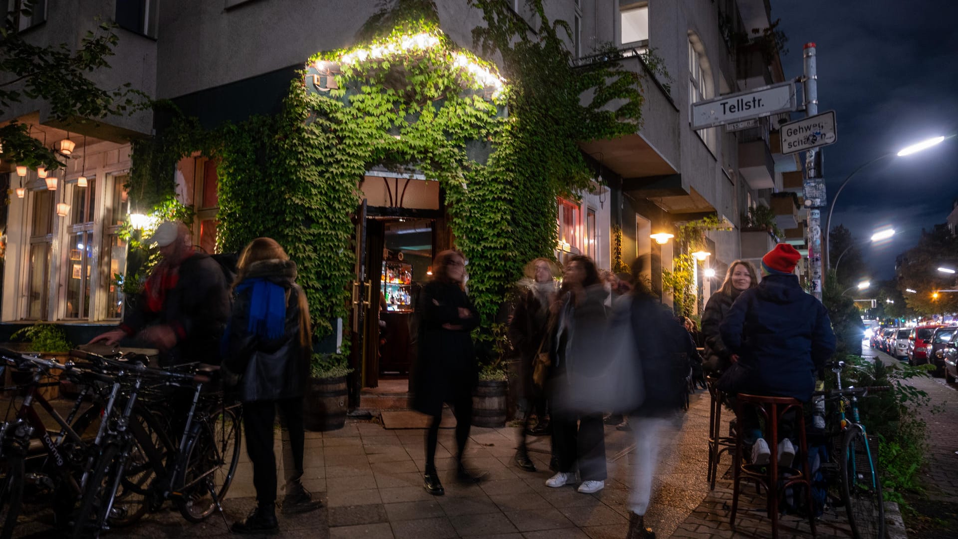 Menschen kommen aus einer Bar im Stadtteil Neukölln: Der Bezirk ist derzeit der Corona-Hotspot mit den bundesweit meisten Neuinfektionen innerhalb von sieben Tagen. Menschen kommen aus einer Bar im Stadtteil Neukölln: Der Bezirk ist derzeit der Corona-Hotspot mit den bundesweit meisten Neuinfektionen innerhalb von sieben Tagen.