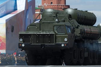 Raketensystem des Typs S-400 bei einer Parade in Moskau: Es kann Flugzeuge, Geschosse und andere Objekte abschießen.
