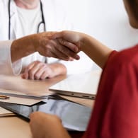 Ein Doktor gibt einer Patienten die Hand (Symbolfoto): Der Mann lehnt nach Darstellung des Gerichts das Händeschütteln mit jeder Frau ab.
