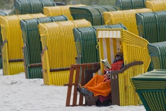 Strandkörbe im Seebad Binz auf Rügen.
