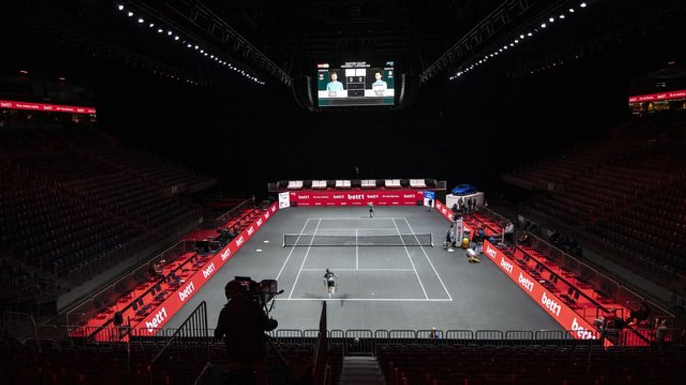 Auch beim zweiten Tennis-Turnier in Köln bleiben die Zuschauerränge leer.