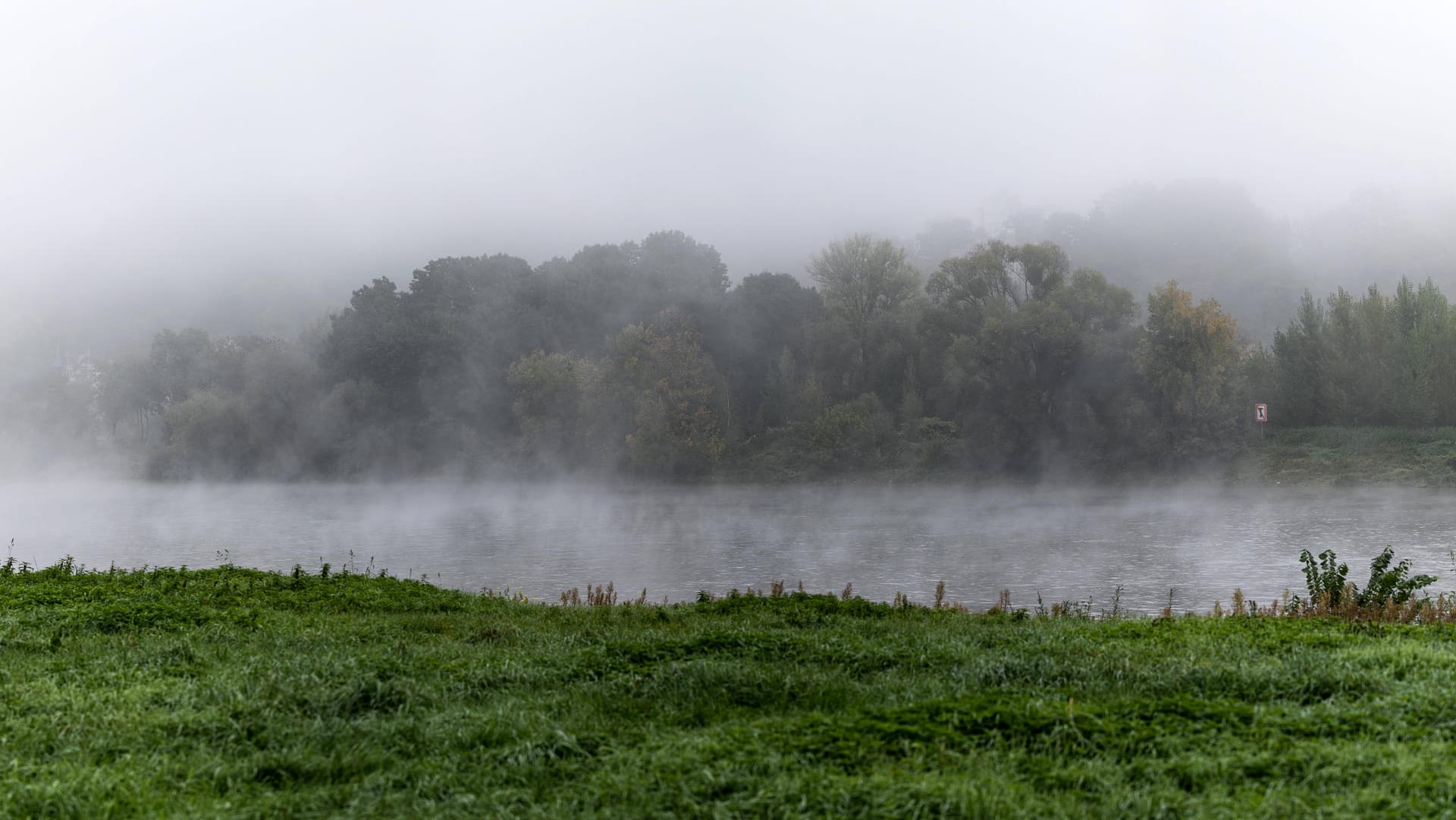 Dicker Nebel: Den gibt es am Sonntag vor allem im Süden. Doch dann kann die Sonne rauskommen. Dicker Nebel: Den gibt es am Sonntag vor allem im Süden. Doch dann kann die Sonne rauskommen.
