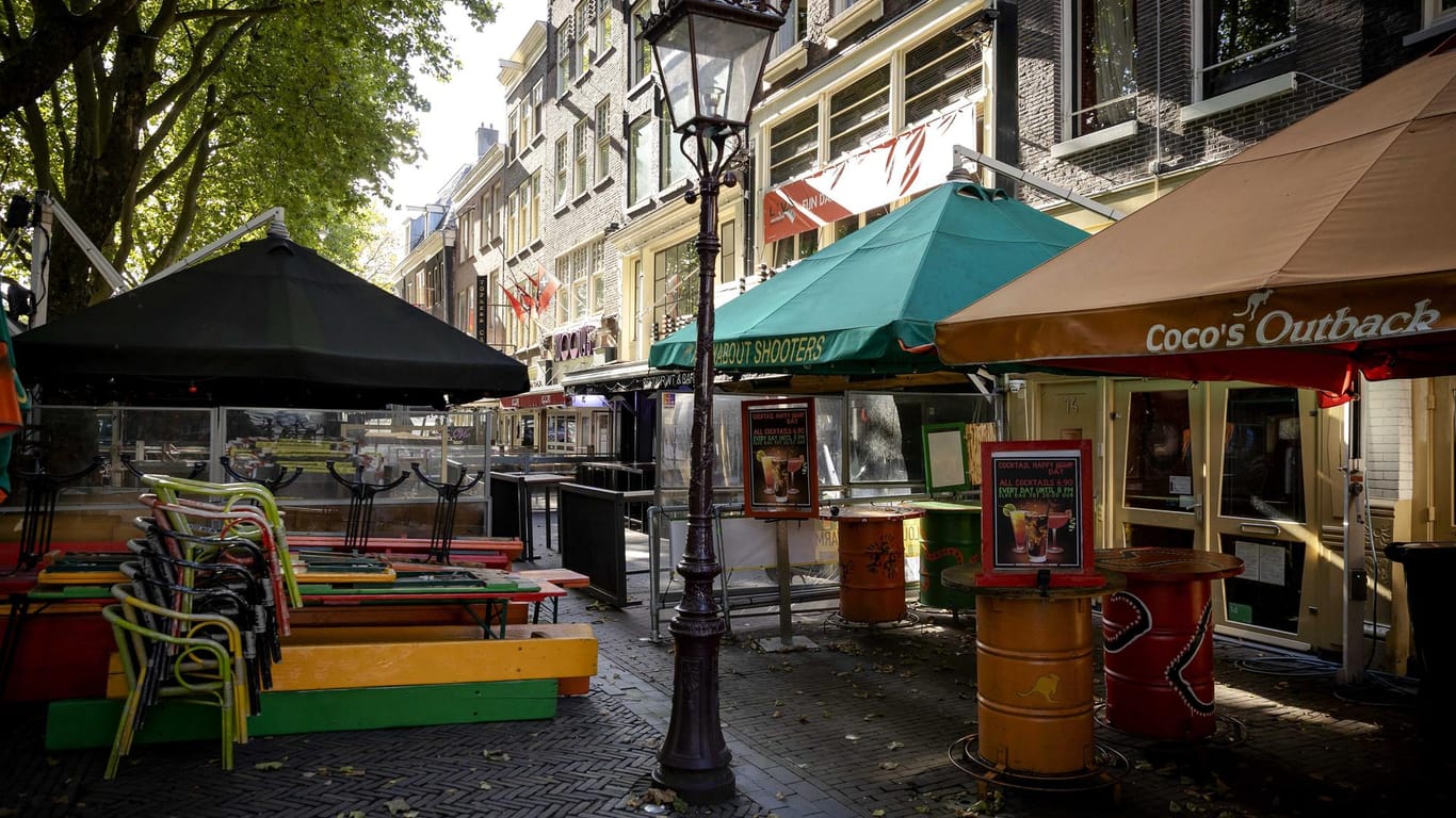 Geschlossene Restaurants in der Amsterdamer Innenstadt. Niederlands Ministerpräsident Rutte hat einen "Teil-Lockdown" angekündigt.