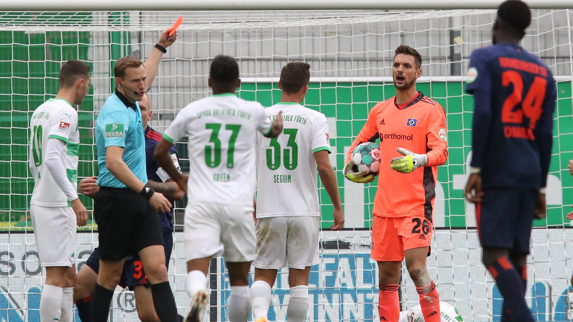 SpVgg Greuther Fürth gegen Hamburger SV: Der Schiedsrichter Martin Petersen (2. v. l.) zeigt dem Hamburger Jeremy Dudziak (3. v. l.) die Rote Karte. SpVgg Greuther Fürth gegen Hamburger SV: Der Schiedsrichter Martin Petersen (2. v. l.) zeigt dem Hamburger Jeremy Dudziak (3. v. l.) die Rote Karte.
