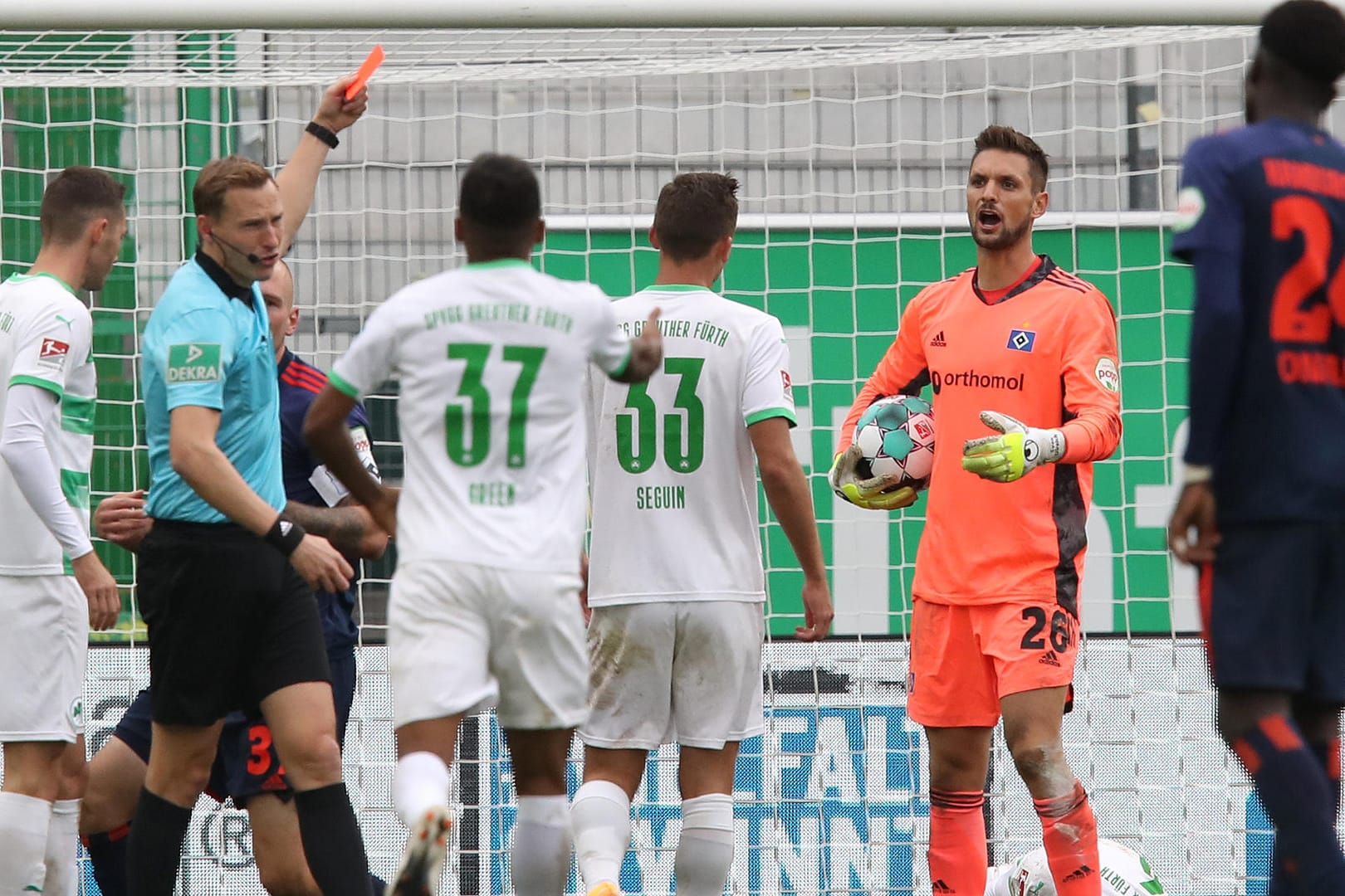 SpVgg Greuther Fürth gegen Hamburger SV: Der Schiedsrichter Martin Petersen (2. v. l.) zeigt dem Hamburger Jeremy Dudziak (3. v. l.) die Rote Karte.