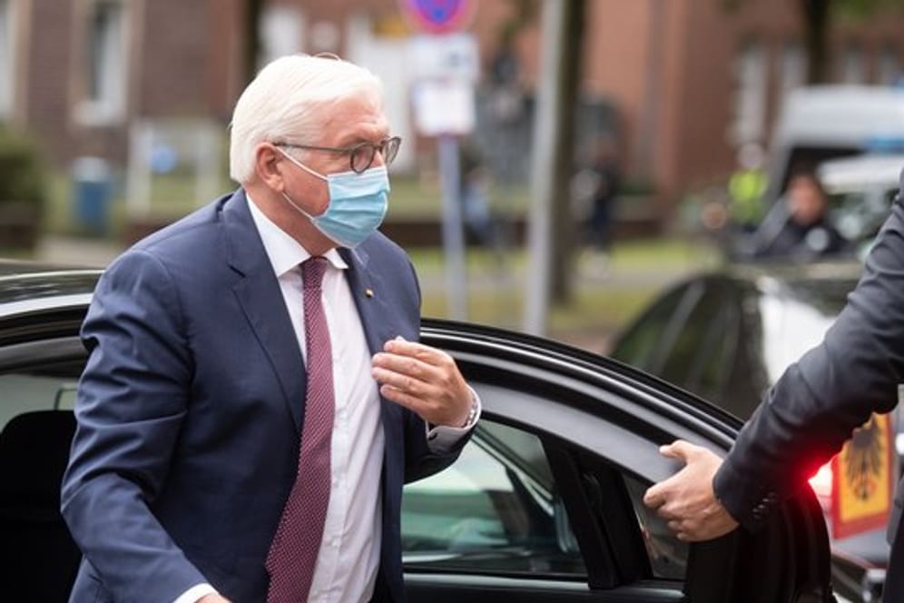 Bundespräsident Frank-Walter Steinmeier hat sich wegen einer Corona-Infektion in seinem Umfeld in Quarantäne begeben.