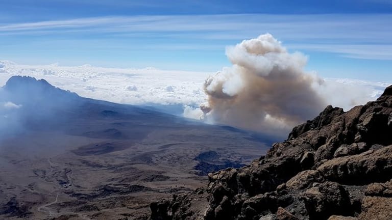 Die Rauchwolke des Brandes im Kilimandscharo-Massiv.
