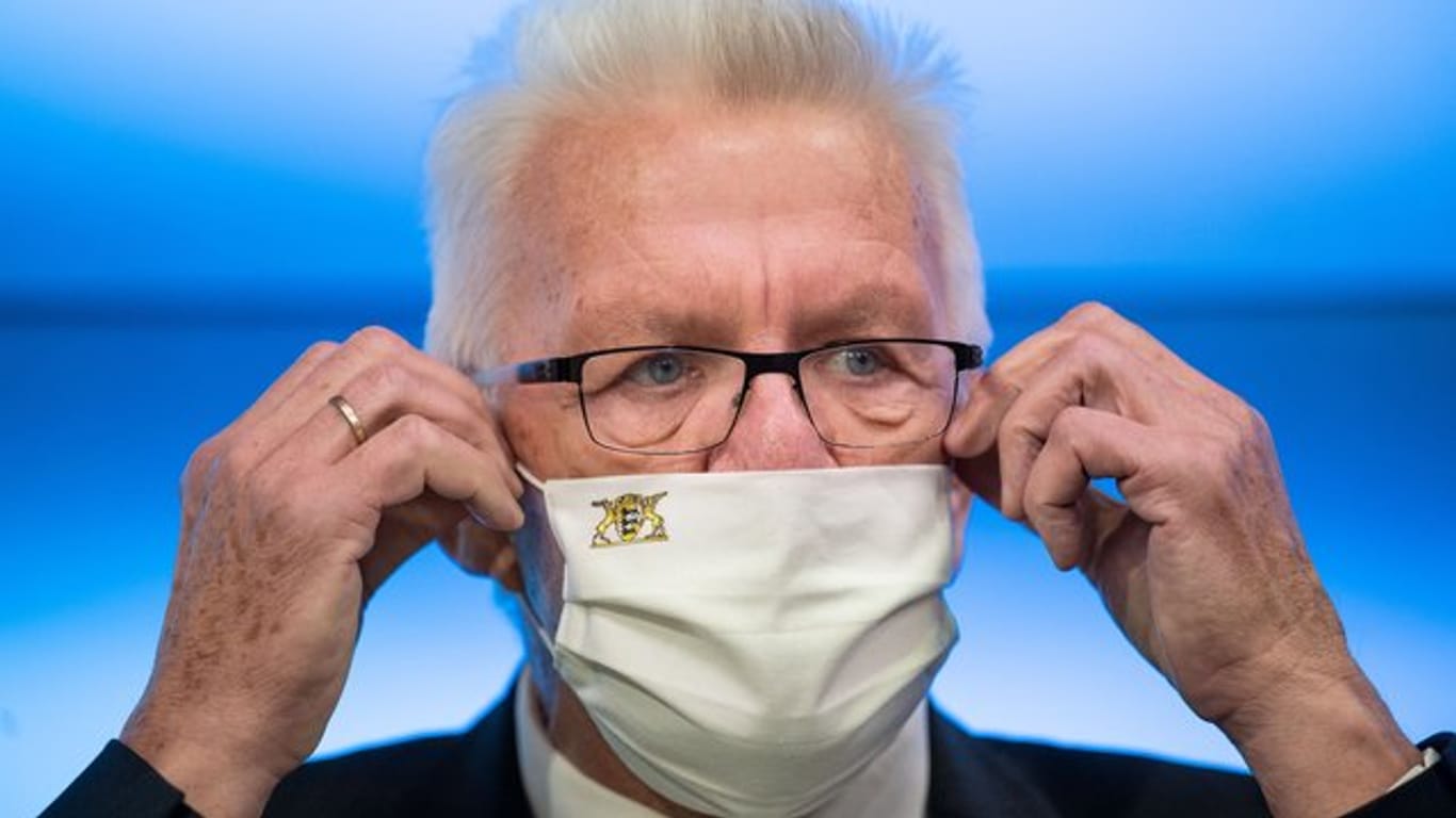 Baden-Württembergs Ministerpräsident Winfried Kretschmann (Grüne): Von Montag an gelten eine verschärfte Maskenpflicht und weitere Kontaktbeschränkungen.
